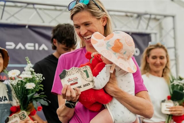 قهرمانی مادر در دوی ماراتن همراه با نوزاد شیرخوارش