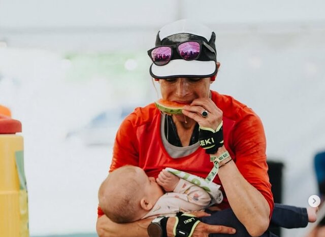 قهرمانی مادر در دوی ماراتن همراه با نوزاد شیرخوارش