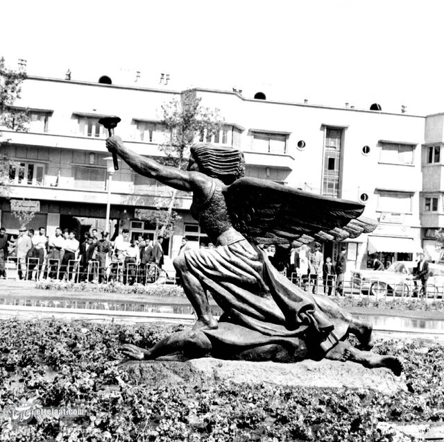 تصاویر دیدنی میدان بهارستان تهران از ۱۲۱۸ تا ۱۳۸۶