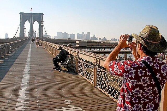 گردشگران از کشورهایی که بهشدت تحت تأثیر تعرفههای ترامپ قرار گرفتهاند، از سفر به ایالات متحده خودداری میکنند. سفر به آمریکا کمتر شد