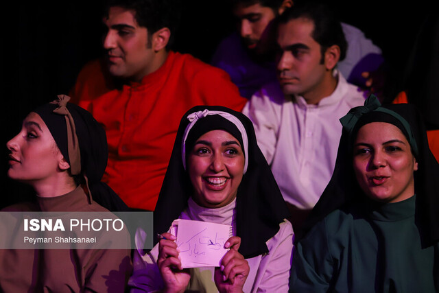 عکس از آرشیو هنر در آرامسازی روان جامعه در بحرانها نقشی موثر ایفا میکند