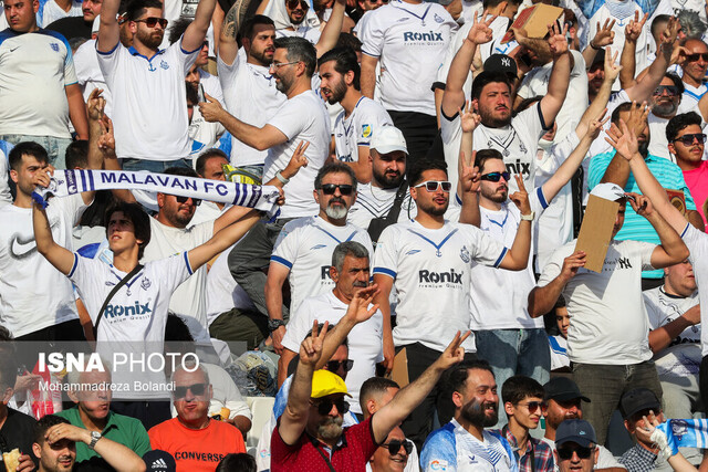 انتقال هوادار ملوان به بیمارستان + ویدیو انتقال هوادار ملوان به بیمارستان + ویدیو