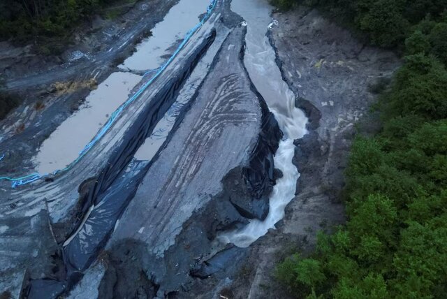 عکس: رویترز سیل در رومانی؛ یک سدِ محافظ معدن نمک فرو ریخت