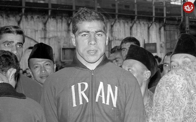«غلامرضا تختی در حال خرید از یک مغازه در ژاپن»؛ سال ۱۳۳۷