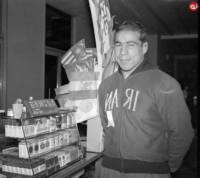 «غلامرضا تختی در حال خرید از یک مغازه در ژاپن»؛ سال ۱۳۳۷