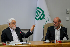 از راست- حسین دهقان، رییس بنیاد مستضعفان و محمدرضا عارف، معاون اول رییس جمهور در جلسه شورای معاونین بنیاد مستضعفان 