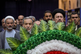 سیدحسن خمینی و سید عباس عراقچی، وزیر امور خارجه در مراسم تجدید میثاق کارکنان وزارت امور خارجه با آرمان‌های امام راحل