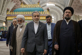 سیدحسن خمینی و سید عباس عراقچی، وزیر امور خارجه در مراسم تجدید میثاق کارکنان وزارت امور خارجه با آرمان‌های امام راحل