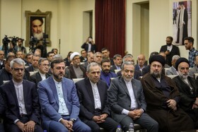سیدحسن خمینی و سید عباس عراقچی، وزیر امور خارجه در حاشیه مراسم تجدید میثاق کارکنان وزارت امور خارجه با آرمان‌های امام راحل