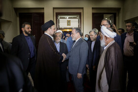 سیدحسن خمینی و سید عباس عراقچی، وزیر امور خارجه در حاشیه مراسم تجدید میثاق کارکنان وزارت امور خارجه با آرمان‌های امام راحل