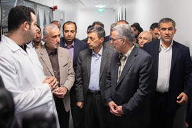 محمدرضا ظفرقندی، وزیر بهداشت و پرویز فتاح، رئیس ستاد اجرایی فرمان امام در مراسم رونمايى از ٢٣ محصول دارويى جديد گروه سلامت و دارويى بركت