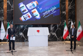 محمدرضا ظفرقندی، وزیر بهداشت و پرویز فتاح، رئیس ستاد اجرایی فرمان امام در مراسم رونمايى از ٢٣ محصول دارويى جديد گروه سلامت و دارويى بركت