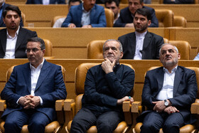 از راست- محسن حاجی‌میرزایی، رئیس دفتر رئیس‌جمهور، مسعود پزشکیان، رئیس‌جمهور و علاءالدین رفیع‌زاده، رئیس سازمان اداری و استخدامی کشور در همایش ملی بهره‌وری ایران ۱۴۰۴