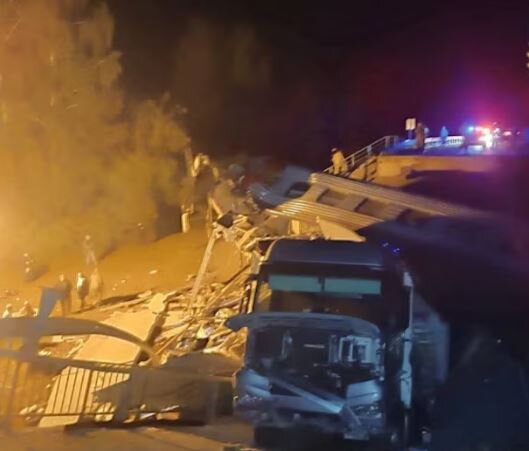 عکس: رویترز ریزش پل و خروج یک قطار از ریل در روسیه؛ دهها تن کشته و زخمی شدند