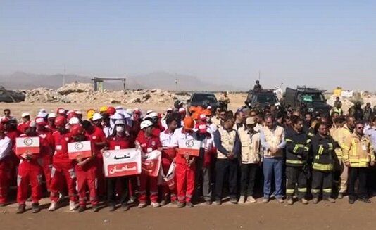 آغاز مانور بزرگ «خلیج فارس» در نجفشهر سیرجان با حضور گسترده نیروهای امدادی و عملیاتی آغاز مانور بزرگ «خلیج فارس» در نجفشهر سیرجان با حضور گسترده نیروهای امدادی و عملیاتی