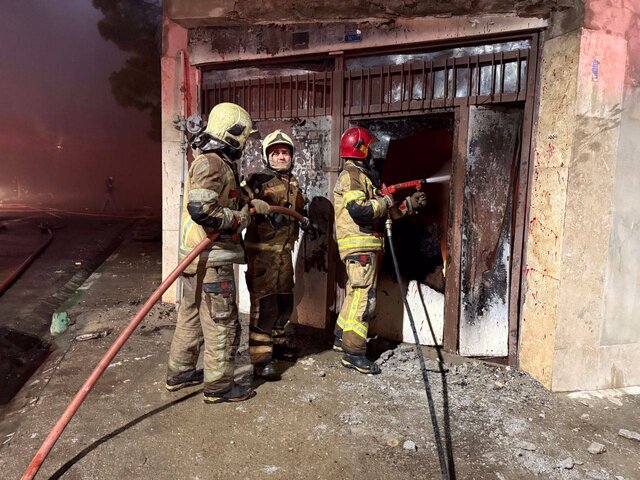 حریق در انبار لوازم یدکی خودرو در جاده قدیم کرج/ اعزام ۱۰ ایستگاه آتش نشانی