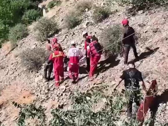 نجات زن باردار ۲۰ ساله سقوط کرده از ارتفاعات ۱۵۰ متری کن