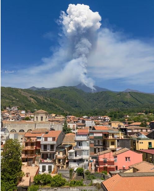 عکس: گاردین فوران بزرگترین آتشفشان فعال اروپا؛ هنوز خطری ساکنان منطقه را تهدید نمیکند