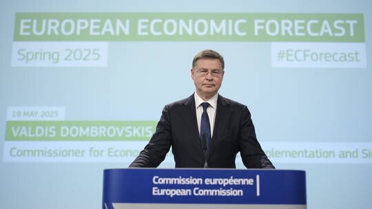 والدیس دومبروسکیس، کمیسر تجارت اتحادیه اروپا پالتیکو: اعضای اتحادیه اروپا پول کووید را خرج مسلح کردن کییف میکنند