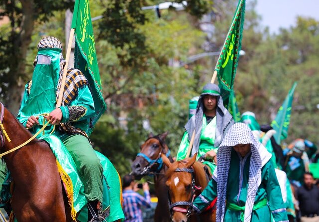 کاروان نمادین امام حسین(ع) در نطنز به حرکت درآمد 