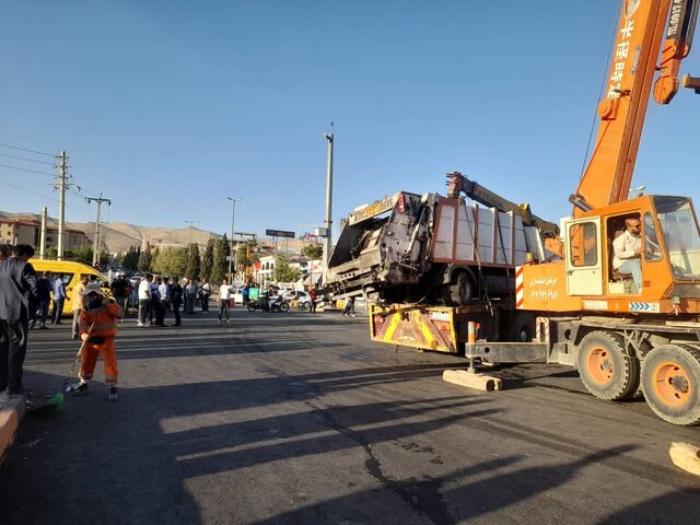 نقص فنی خودرو پسماند شهرداری صدرا ۱۱ مصدوم بر جای گذاشت