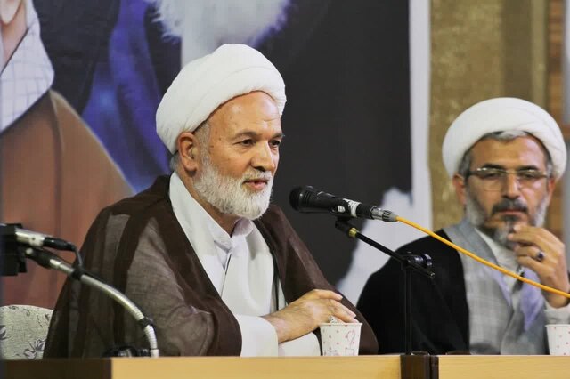توقف در مسیر انقلاب اسلامی جایز نیست