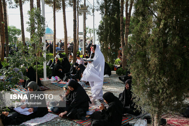 مراسم دعای عرفه در گلستان شهدا - اصفهان