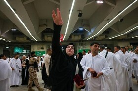 عکس‌هایی از زائران در حال سنگ‌سار نمادین شیطان