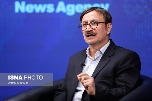 مدنیزاده ترمز تورم را میکشد؟