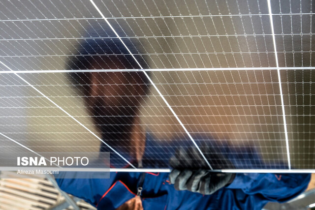 تصویر آرشیوی است آغاز ساخت نیروگاه خورشیدی ۷ مگاواتی در پاکدشت