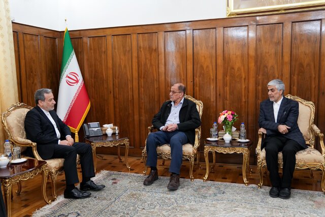 دیدار خسروی‌وفا و کیومرث هاشمی با عراقچی