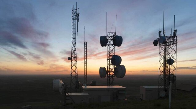 عکس تزئینی ست بازسازی خطوط آسیبدیده مخابراتی در پی طوفان در دامغان