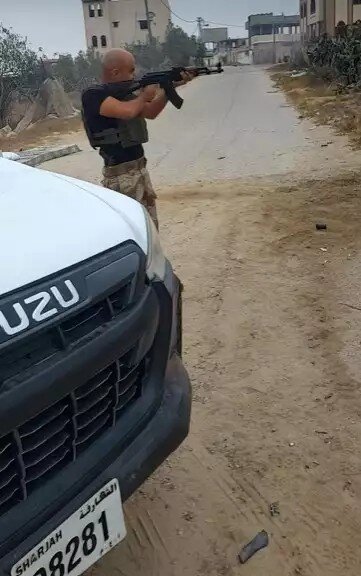 جنجال در پی انتشار عکسی از مزدور اسرائیل در غزه با خودروی اماراتی