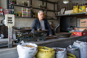 علی سلیمان اف به حرفه خواربار فروشی مشغول است. مغازه خواربار فروشی وی در خیابان فردوسی جنوبی نیشابور واقع شده است