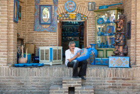 استاد محمدطاهر رحمانی درحال نگارگری بر روی سفال در یکی از حجره های کاروانسرای شاه عباس صفوی نیشابور است. نگارگری ایرانی به عنوان هنری برگرفته از مفاهیمی چون تعالی روح و رسیدن به عالم معنا، درجهان شناخته می شود