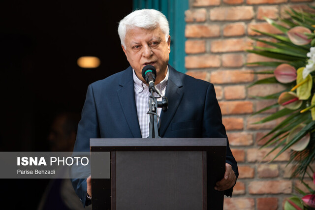 فیاض زاهد: اندیشه محدود کننده و کوته نظرانه بابی را باز نمی‌کند