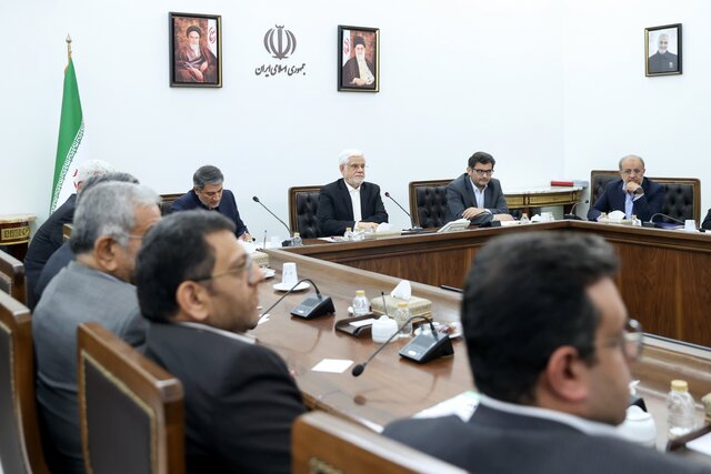 عارف: بخش خصوصی با وجود نوپا بودن خوش درخشید/تاکید بر نوسازی و بهسازی صنعت سیمان