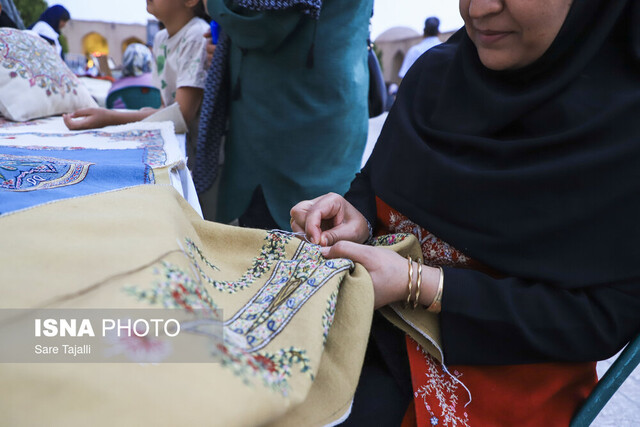 عکس تزئینی است بیمه و حمایت قانونی از هنرمندان صنایع دستی در اولویت کاری دولت چهاردهم است