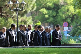 ادای احترام سید رضا صالحی امیری وزیر میراث فرهنگی و گردشگری و میهمانان کنفوبیشین گردشگری سلامت به حکیم هزاره، ابوعلی سینا