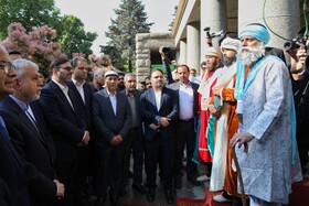 ادای احترام سید رضا صالحی امیری وزیر میراث فرهنگی و گردشگری و میهمانان کنفوبیشین گردشگری سلامت به حکیم هزاره، ابوعلی سینا