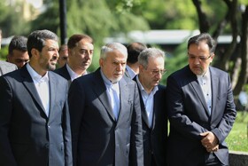 ادای احترام سید رضا صالحی امیری وزیر میراث فرهنگی و گردشگری و میهمانان کنفوبیشین گردشگری سلامت به حکیم هزاره، ابوعلی سینا