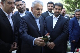 بازدید سید رضا صالحی امیری وزیر میراث فرهنگی و گردشگری از صنایع دستی استان همدان در آرامگاه بوعلی سینا