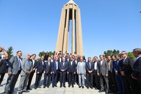 ادای احترام سید رضا صالحی امیری وزیر میراث فرهنگی و گردشگری و میهمانان کنفوبیشین گردشگری سلامت به حکیم هزاره، ابوعلی سینا