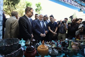 بازدید سید رضا صالحی امیری وزیر میراث فرهنگی و گردشگری از صنایع دستی استان همدان در آرامگاه بوعلی سینا