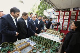 بازدید سید رضا صالحی امیری وزیر میراث فرهنگی و گردشگری از صنایع دستی استان همدان در آرامگاه بوعلی سینا