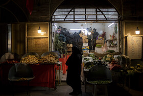 مشاغل زیر بازارچه بیدآباد، مانند سبزی فروشی همچنان به روش سنتی خود مشغول به فعالیت هستند.