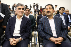 سید محمد اتابک وزیر صنعت، معدن و تجارت و محمدرضا فرزین رئیس کل بانک مرکزی در افتتاح سامانه جامع معاملات مدت‌دار ارزی ایران
