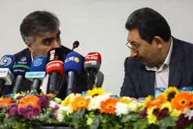 سید محمد اتابک وزیر صنعت، معدن و تجارت و محمدرضا فرزین رئیس کل بانک مرکزی در افتتاح سامانه جامع معاملات مدت‌دار ارزی ایران