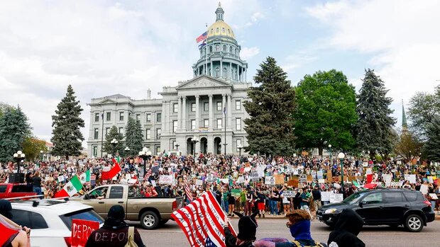 راهپیمایی ضد مهاجرتی در دونور، کلورادو