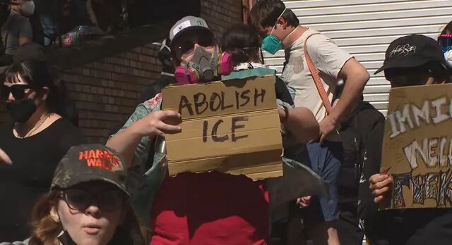 معترضان به قانون مهاجرت در سیاتل، پرچم آمریکا را آتش زدند